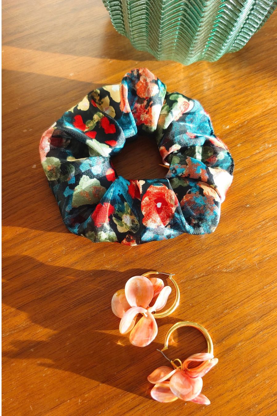 Chouchou Alma posé près de bijoux sur une table
