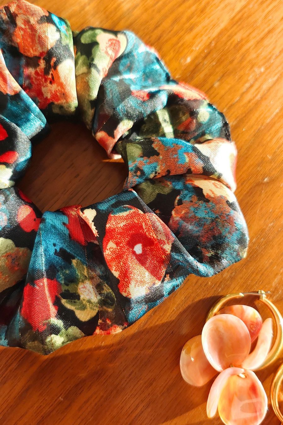 Chouchou Alma en gros plan, fleurs aux tons verts et rouges