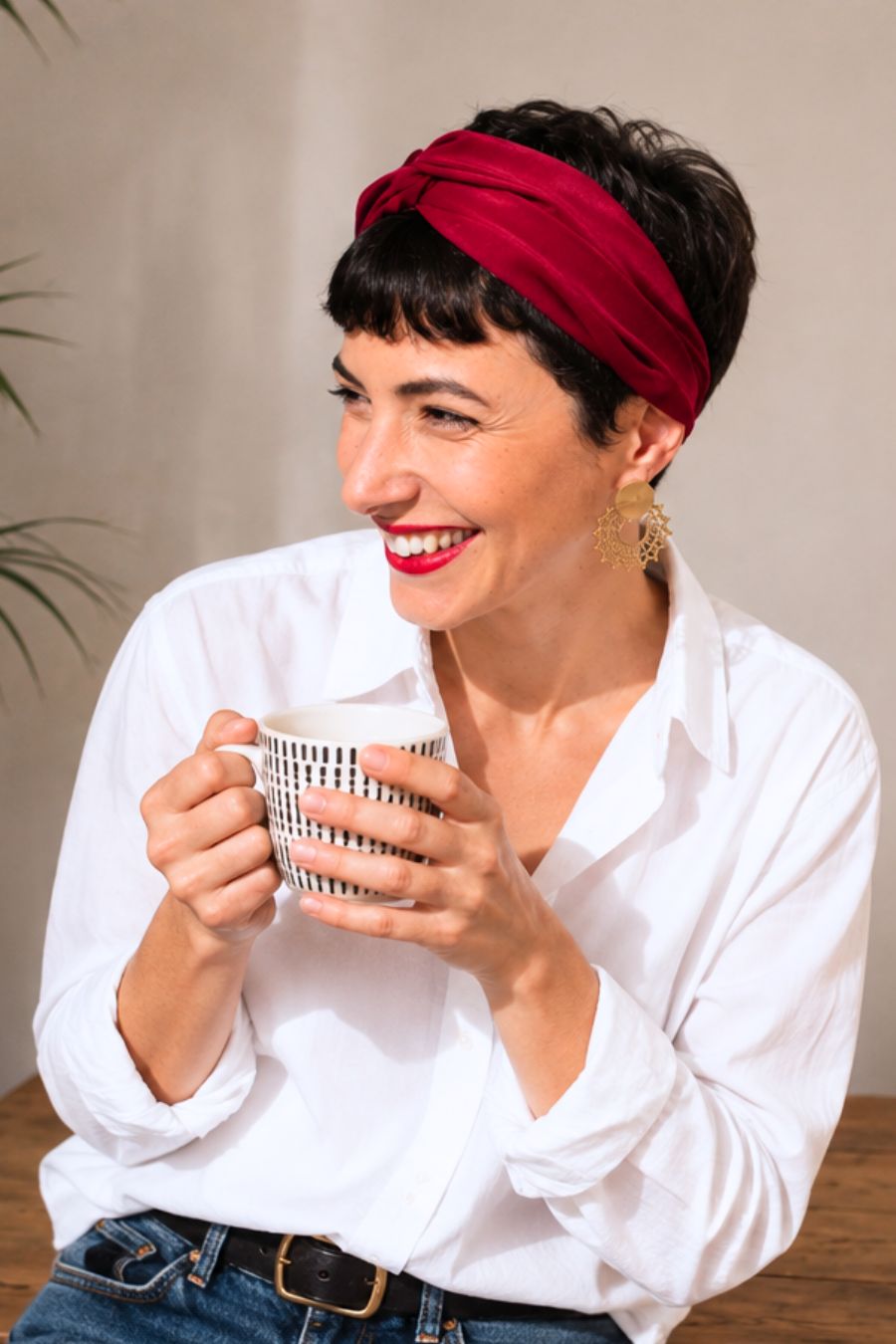 Headband Bordeaux bordeaux porté sur cheveux courts, tasse à la main