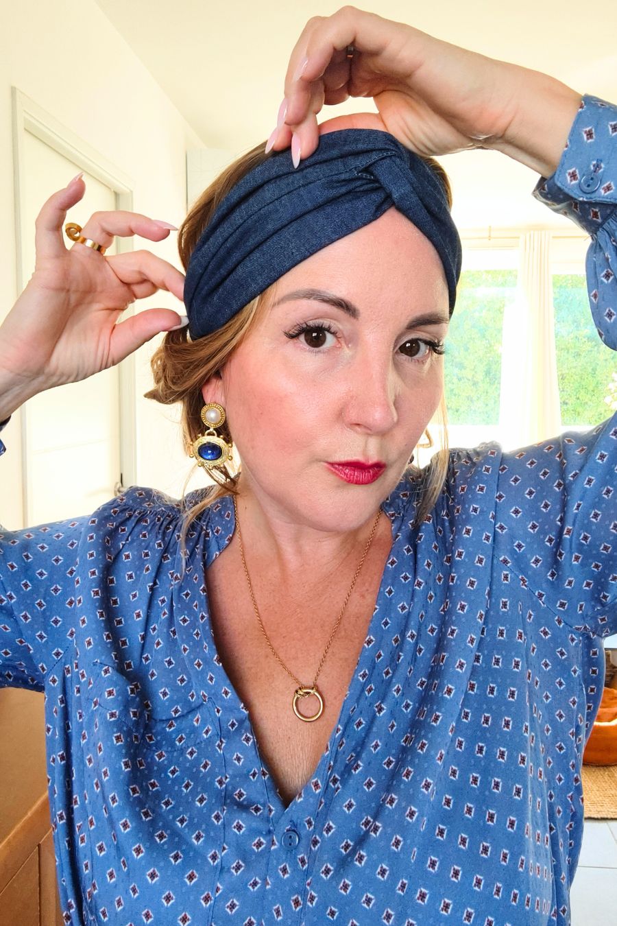 Headband Jean Brut bleu foncé ajusté à deux mains sur la tête