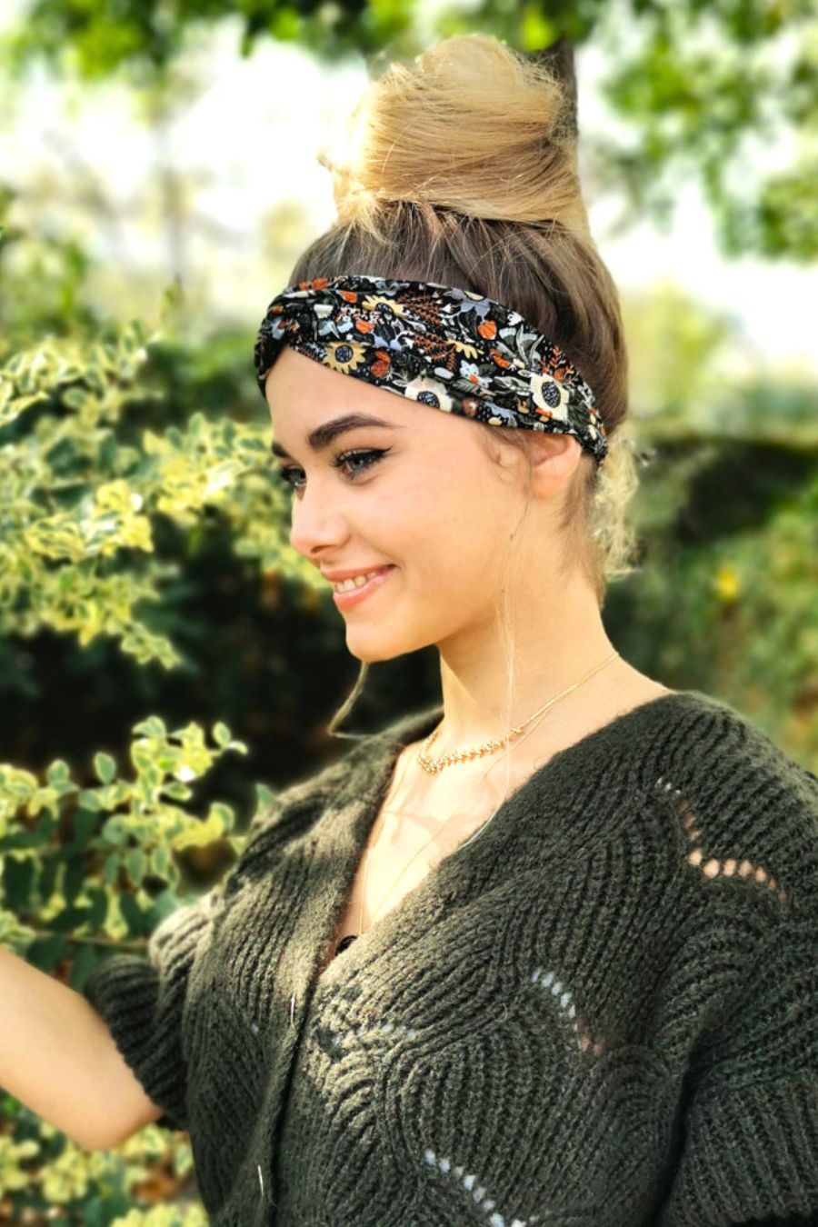Headband Soline porté de profil sur un chignon