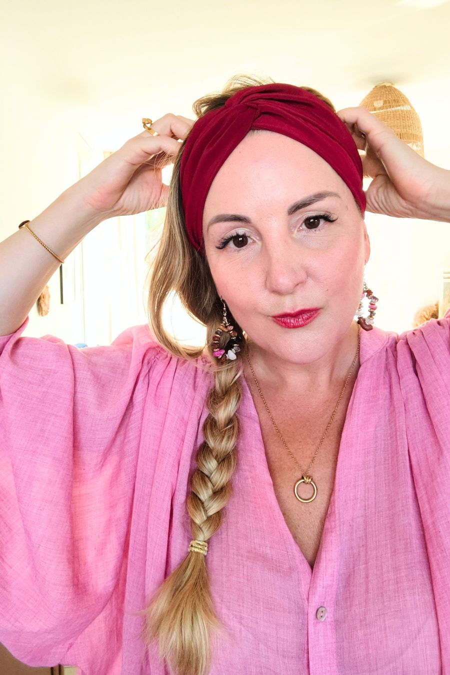 Headband Bordeaux bordeaux ajusté sur la tête avec une blouse rose