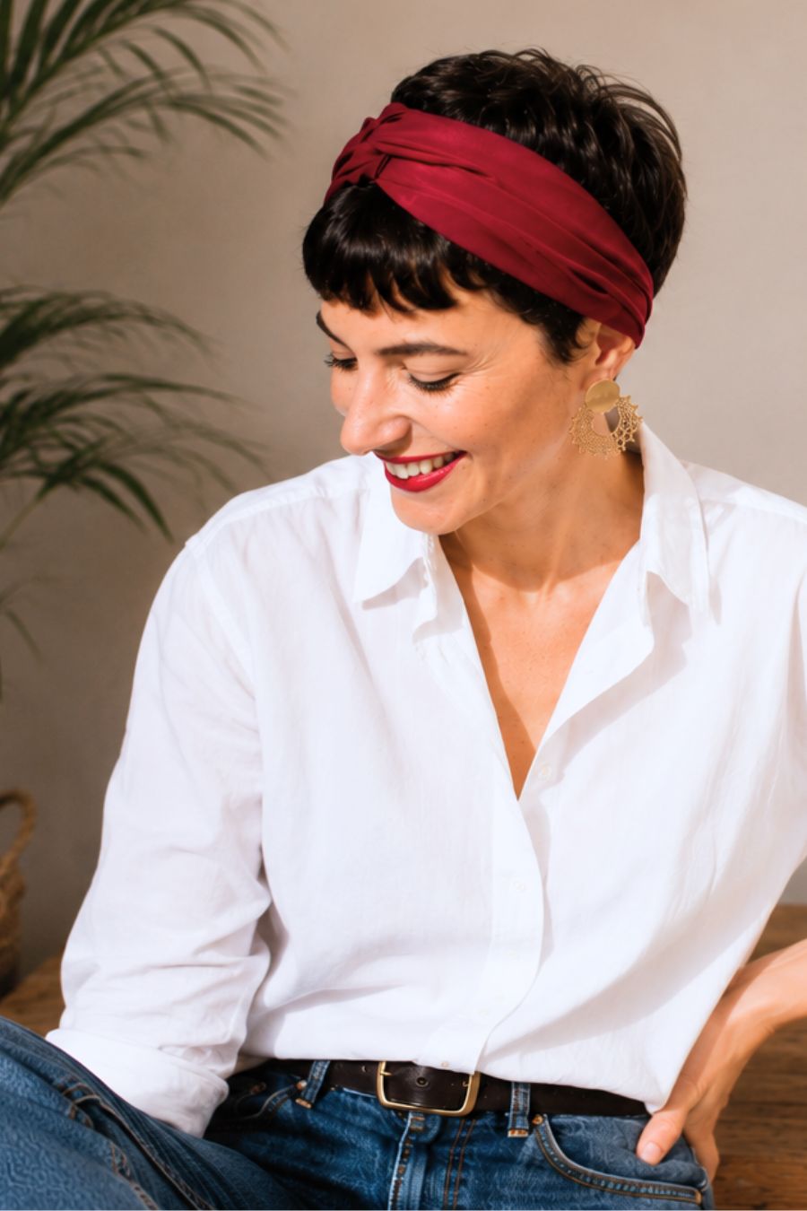 Headband Bordeaux bordeaux porté sur cheveux courts avec une chemise blanche